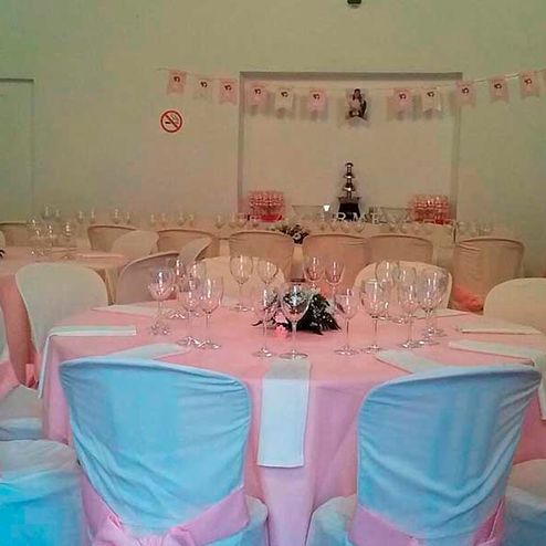 Alquileres Fernández Acuña mesa con mantel blanco y rosa