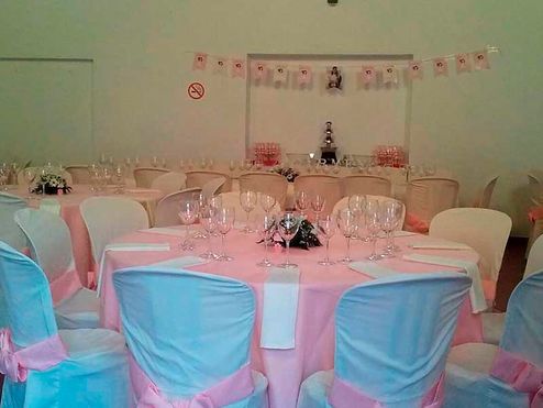 Alquileres Fernández Acuña mesa con mantel blanco y rosa