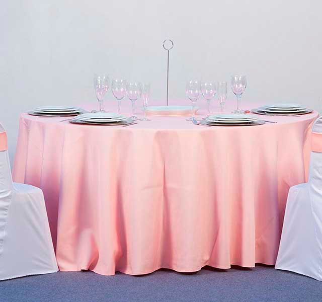 Alquileres Fernández Acuña mesa con mantel rosado