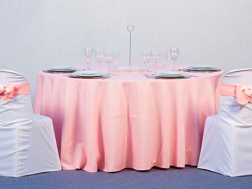 Alquileres Fernández Acuña mesa con mantel rosado