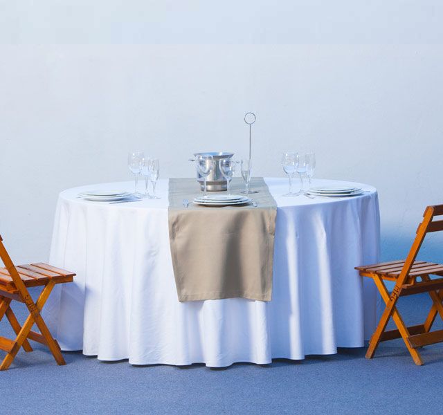 Alquileres Fernández Acuña mesa blanca y sillas de madera
