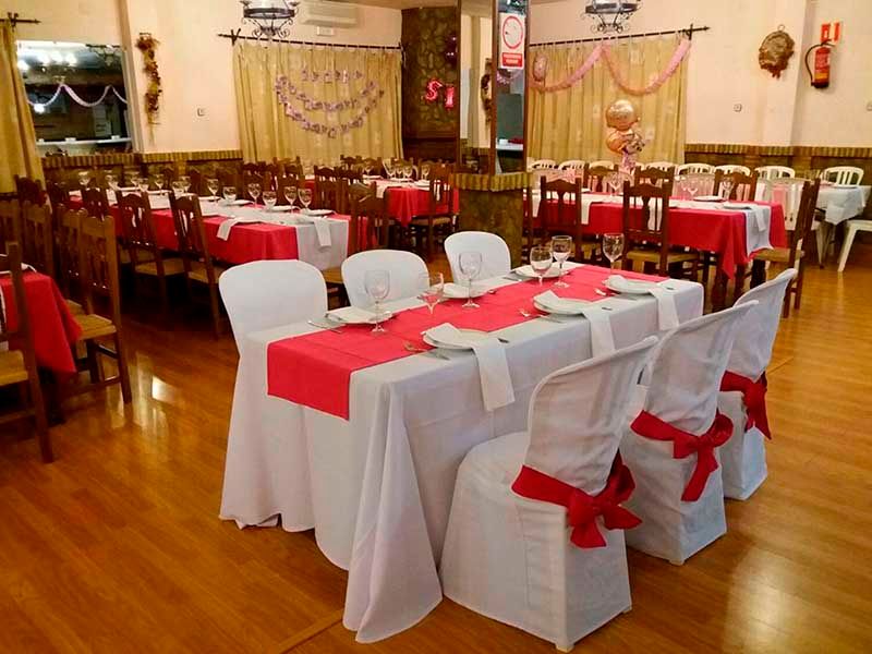 Alquileres Fernández Acuña mesa con decoración