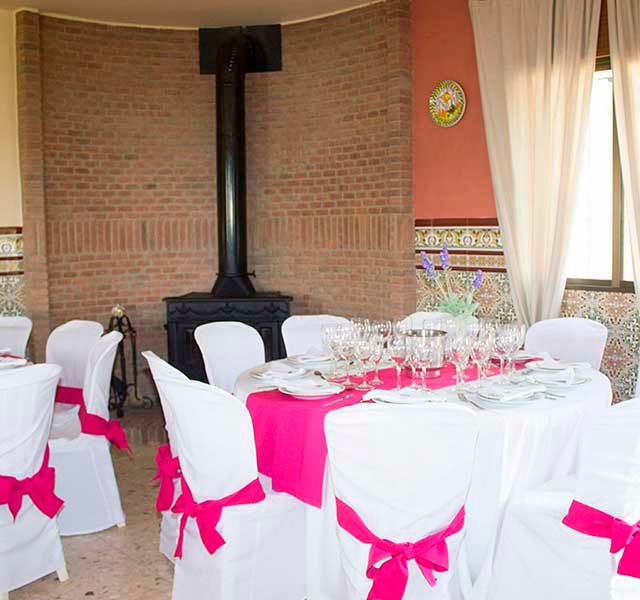 Alquileres Fernández Acuña sillas con decoración fucsia