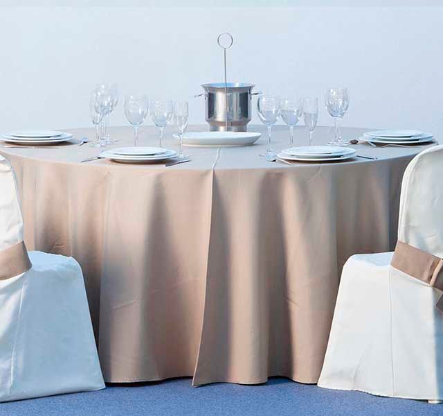 Alquileres Fernández Acuña mesa con mantel beige