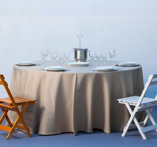 Alquileres Fernández Acuña mesa con mantel