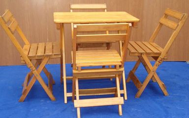 Alquileres Fernández Acuña silla y mesa de madera