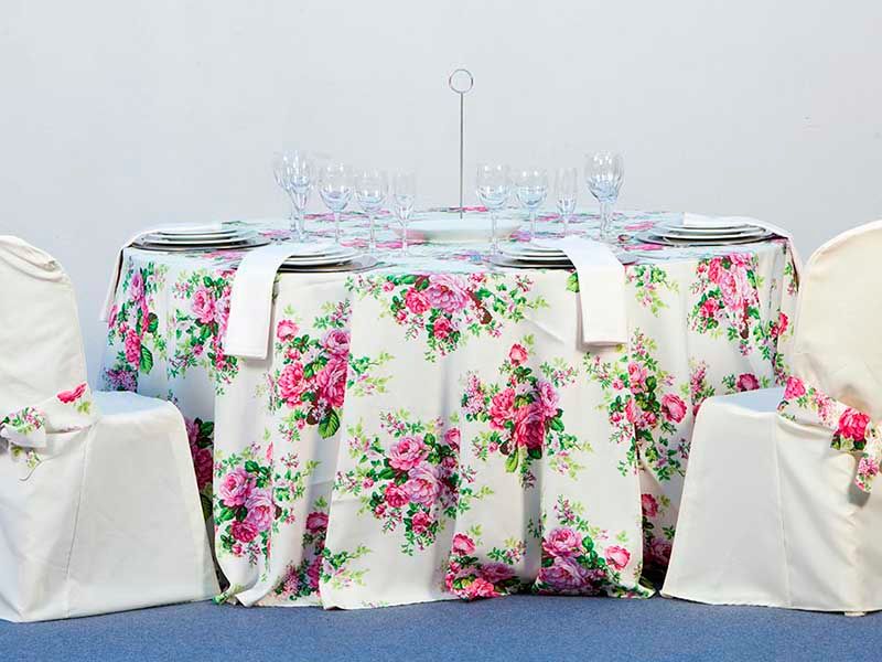Alquileres Fernández Acuña mesa con mantel de flores