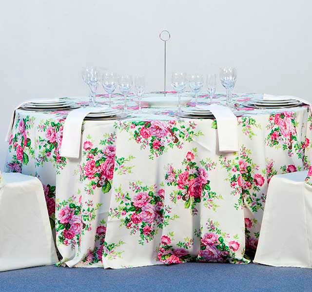Alquileres Fernández Acuña mesa con mantel de flores