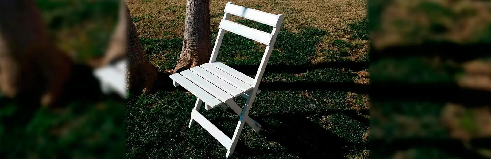 silla de madera blanca