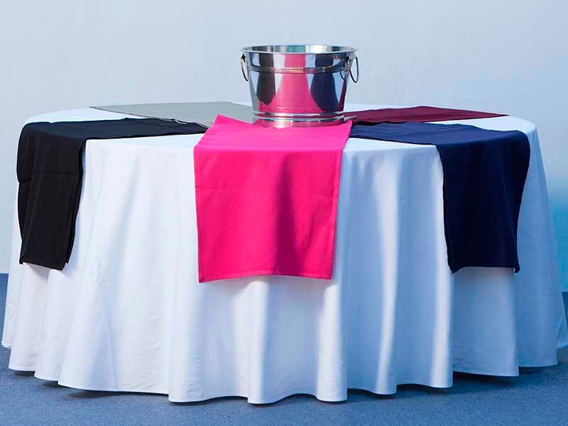 Alquileres Fernández Acuña mesa con decoración negra y fucsia
